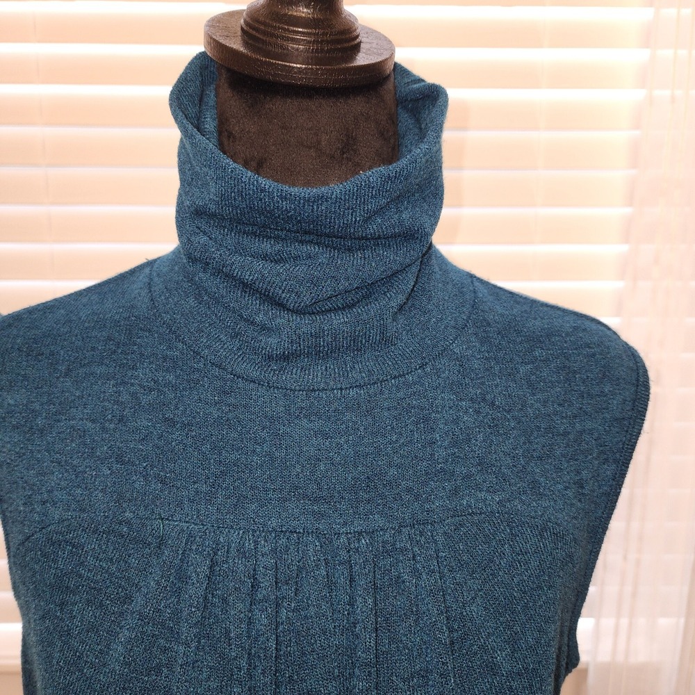 Women's Sleeveless Bella Turtleneck Top by (mimi+ royce)  in Peacock Size LG - Picture 8 of 9